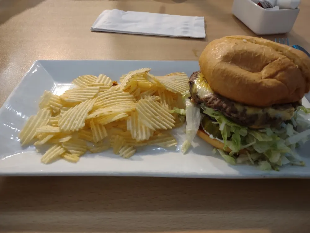 Cheeseburger with Potato Chips